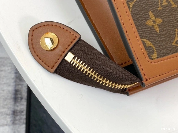 VUITTON LOUIS CHANELUTCH 0108